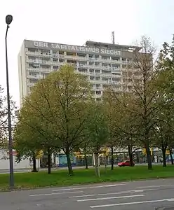 2015: mit SchriftzugDER KAPITALISMUS SIECHT
