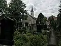 Blick auf Gräberfeld und Friedhofkapelle