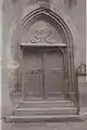 Zweiflügeliges Westportal, im Tympanonfeld das Wappenschild der Limpurger und der Thiersteiner