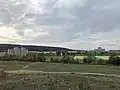 Blick über die Sportanlage Heerenschürli zum Zentrum von Hirzenbach