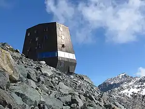 Schwarzensteinhütte im September 2018, hinten rechts die Westliche Floitenspitze