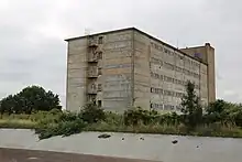 Außenaufnahme des Hochhauses, in dem sich eine Schweinezucht befand