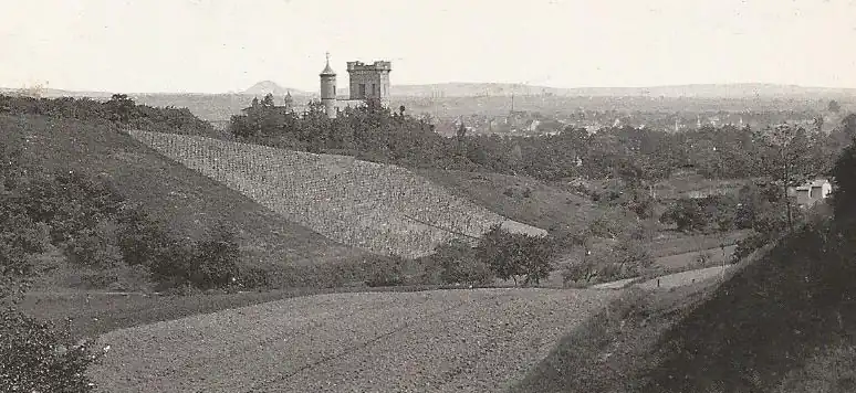 Höllental mit Burgberg Peterstirn und Weinbergen, dahinter Maintal, Schweinfurter Becken und Steigerwald (am Horizont), links mit Zabelstein,im Jahre 1905
