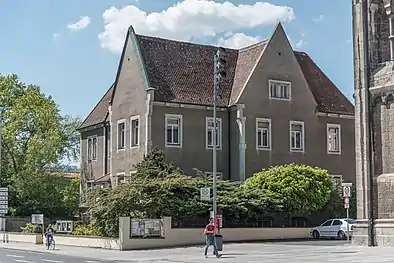 Pfarramt an der Heilig-Geist-Kirche.Der Innere Spitalturm stand ca. 5 m von der Ecke der Gartenmauer entfernt in Richtung Schultesstraße