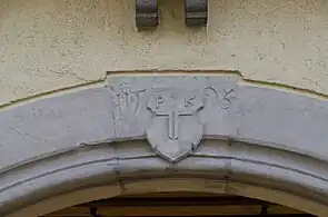 Altes Wappen mit Jahreszahl 1595 am inneren Torbogen