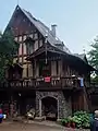 Schweitzerhaus im Aufgang zum Haupttor
