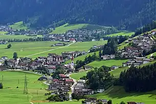 Hippach-Dorf von Norden, dahinter die Gemeinde Schwendau