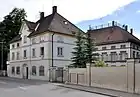 Kleines Schloss mit Neubau im Hintergrund