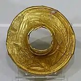 Männliche Person mit zwei kleinen Dreizacken am Gürtel (Relief auf goldenem Schwertgriff aus Malia und dessen Abzeichnung)