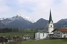 Pfarrkirche, Scheffauer im Hintergrund