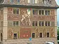 Die Westfassade, u. a. mit dem Rütlischwur und der Schlacht am Morgarten (1315)