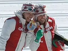 Beckie Scott und Sara Rennerbei der Siegerehrung in Turin 2006