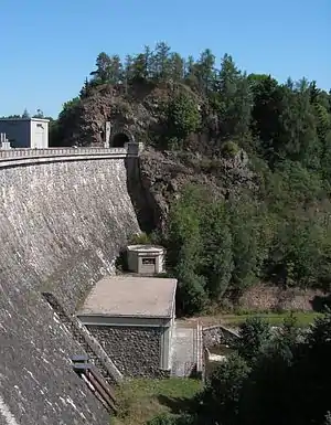 Staumauer der Talsperre Seč
