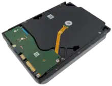 Das Foto zeigt eine Rückseite der Seagate EXOS X18 18 TB