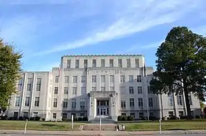 Sebastian County Courthouse-Fort Smith City Hall (2014). Das Courthouse des County wurde 1937 im Stile des Art déco errichtet und im Juni 1993 in das NRHP eingetragen.