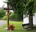 Feldkruzifix und Holztafel an der Linde(August 2017)