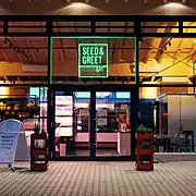 Eingang zum Pavillon mit Café und Bäckerei