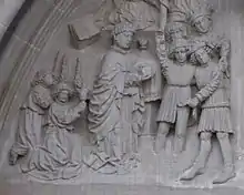 Darstellung des Hostienwunders von Seefeld in Tirol auf dem Portal der Wallfahrtskirche St. Oswald
