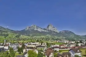 Seewen SZ, Blick Richtung Schwyz mit den beiden Mythen
