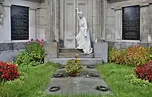 Grabstelle der Fabrikantenfamilie Küttner in Sehma mit der Gedächtnisinschrift für Hugo Küttner auf der rechten Inschriftenplatte