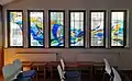Das Seitenschiff der Petruskirche wird von einem bunten Fensterband dominiert, das von der Urberacher Glaskünstlerin Angelika Kern gestaltet wurde.