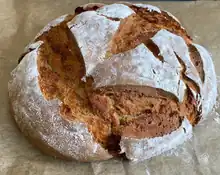 Selbstgebackenes rundes Roggenbrot in der typischen Farbe