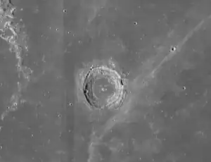 Seleucus, links der Rand von Eddington. Der helle Streifen unterhalb von Seleucus gehört zum Strahlensystem des Kraters Glushko (LROC-WAC).
