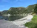 Sandstrand und Kirche von Selje auf Stadlandet