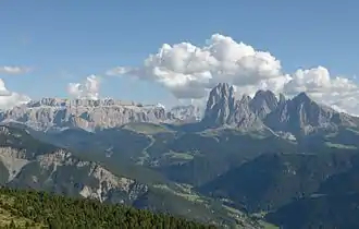 Das Sellajoch in der Bildmitte zwischen Sellagruppe (links) und Langkofelgruppe (rechts)