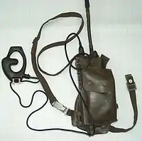 Handsprechfunkgerät der Bundeswehr „SEM 52“, mit Tasche und Sprechgarnitur