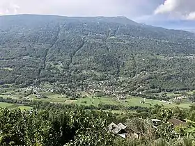 Blick auf Semione. Rechts die Ruinen desCastello di Serravalle