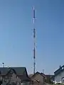 Sendemast über Siedlung