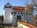 Schloss Senftenau, Eingangssituation mit Wappen