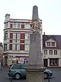 Postmeilensäule auf dem Senftenberger Markt