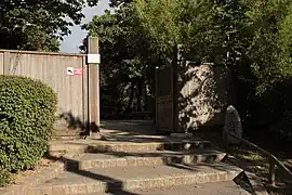 Eingangsbereich mit dem Steinmonument (2017)