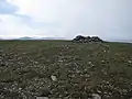 Das breite Gipfelplateau des Sgùrr a’ Chaorachain mit dem Gipfelcairn am höchsten Punkt