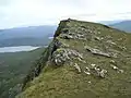 Der Gipfelbereich des Sgùrr nan Each von Norden, im Hintergrund der Loch Fannich