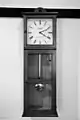 Eine Uhr aus dem Jahr 1840 an einer Hakenleiste in Pleasant Hill (Kentucky)