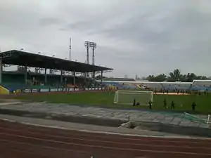 Das Schachtjor-Stadion vor der Nordtribüne gesehen (2013)