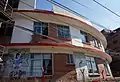 Straßenansicht der Shanti Sewa Griha Klinik, auch als „Hape-Kerkeling-Klinik“ bezeichnet, in Kathmandu