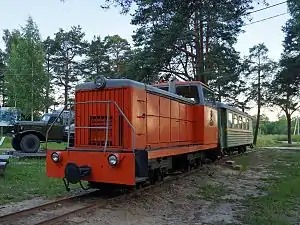 ТУ8-0167 der Museumswaldbahn Scharja
mit einem Personenwagen