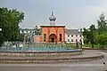 Springbrunnen und Kirche im Zentrum von Schtscherbinka