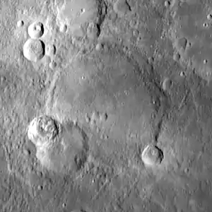 Shevchenko-Krater Mosaik aus Fotografien  von MESSENGER Bild zeigt ein 250×250 km großes Gebiet; Norden ist oben