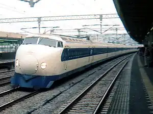 Der Bau der Tōkaidō-Shinkansen wird dem vierten sōsai Sogō Shinji zugeschrieben („Vater der Shinkansen“), der aber über die finanziellen Unregelmäßigkeiten beim Bau 1963 zurücktrat.