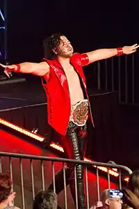 Der fünfmalige Titelträger Shinsuke Nakamura mit dem Titel.