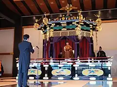 Premierminister Shinzō Abe (links) bei der Verlesung seiner Glückwünsche zu Naruhitos Inthronisierung am 22. Oktober 2019