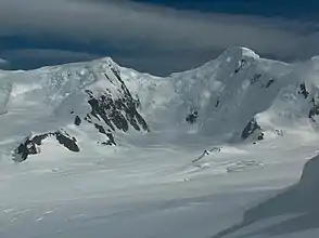 Das Shipka Valley mit dem Levski Peak (links) und dem Lyaskovets Peak