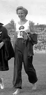 Shirley de la Hunty wiederholte ihren Olympiasieg von 1952 und errang drei Tage später auch Gold mit der 4-mal-100-Meter-Staffel