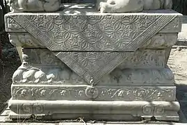 Meru-Sockel (须弥座,  Xūmízuò) der Steinlöwe