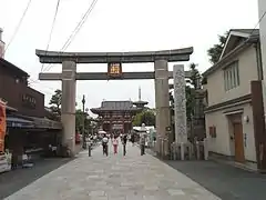 Blick durch das erhaltene steinerne Torii (1) von 1294 auf das Gokurakumon (2).